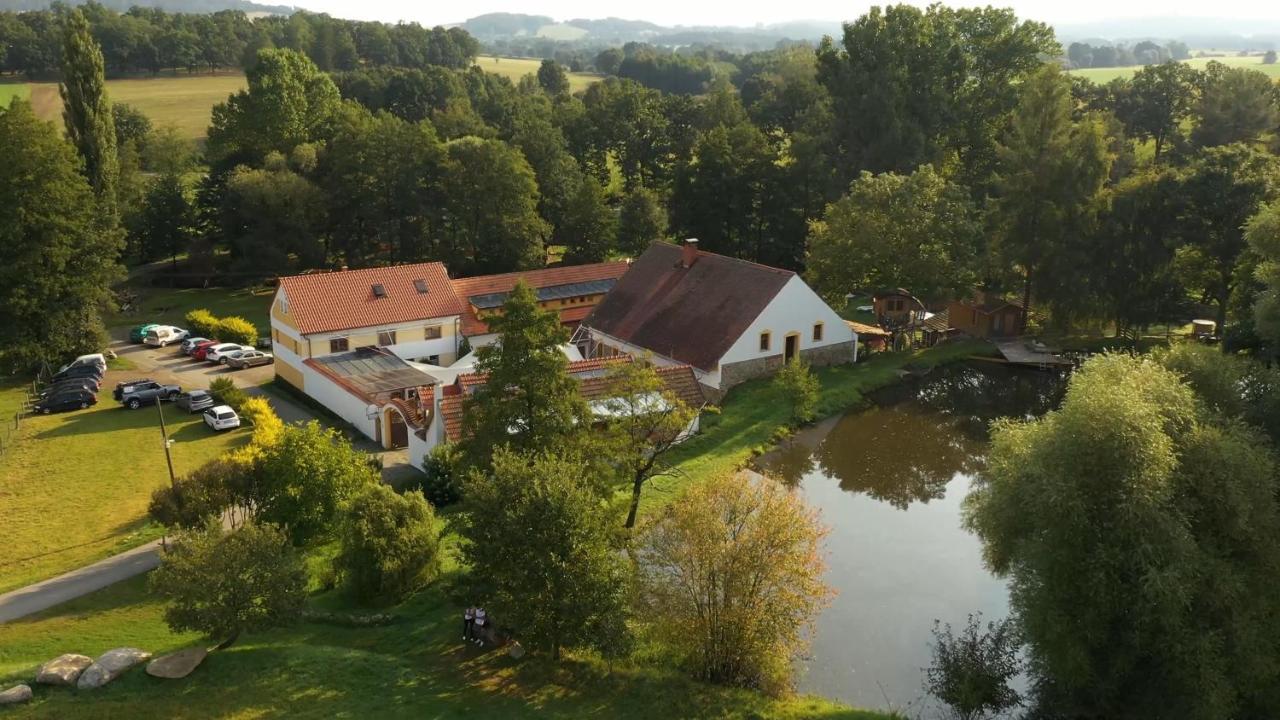 Hotel Strnadovsky Mlyn Jesenice  Zewnętrze zdjęcie