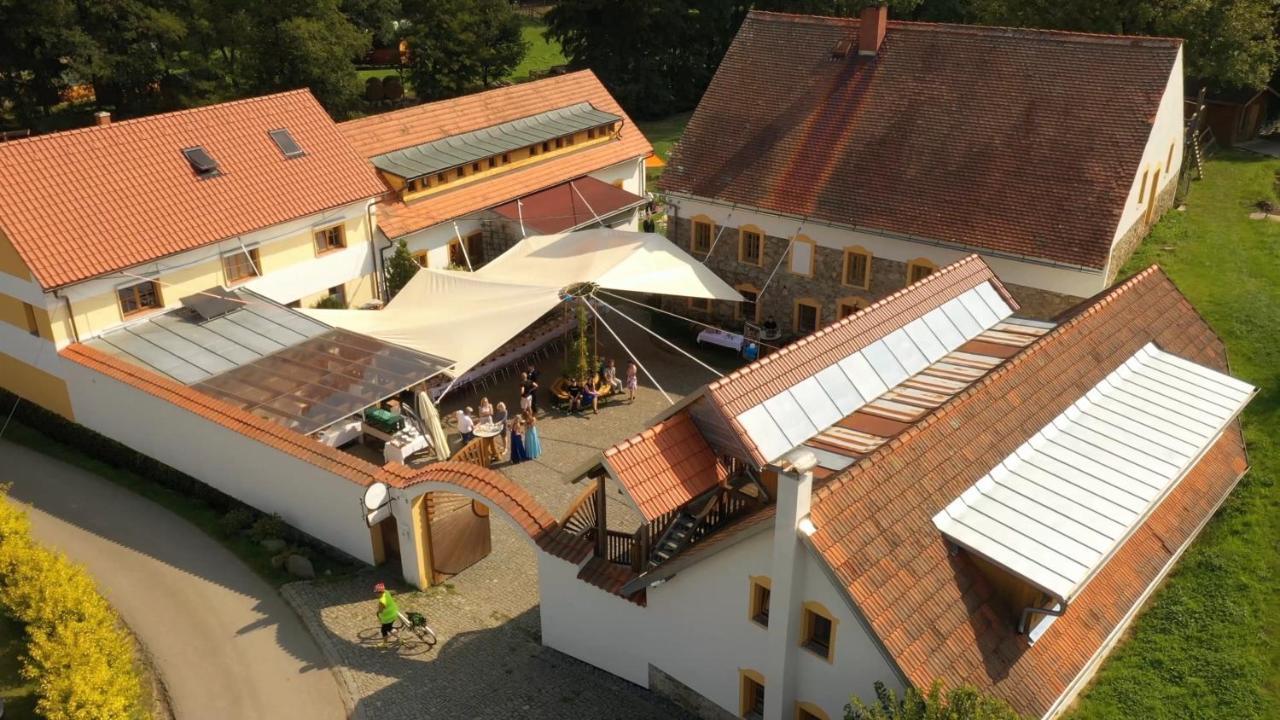 Hotel Strnadovsky Mlyn Jesenice  Zewnętrze zdjęcie